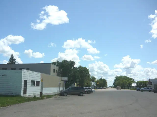 Main Street looking south, with the Asquith Hotel