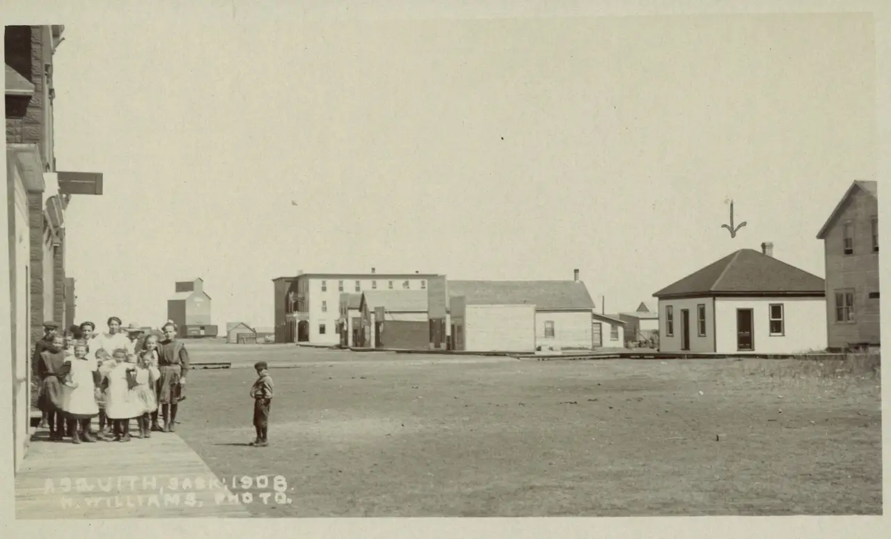 Children on the street, Asquith, 1908